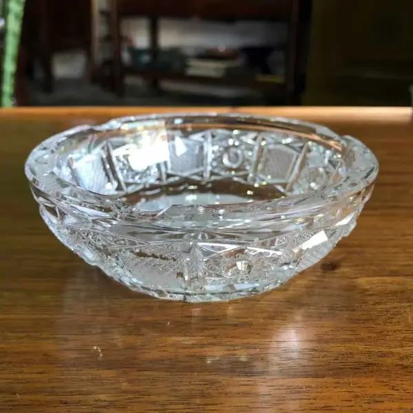 Foto de um(a) Antigo Cinzeiro Em Fino Cristal Tcheco Lapidado À Mão, da categoria de Cinzeiros. Ricamente lapidado à mão, com o fundo estrelado. Impecável. Meados do século XX. Altura 5cmDiâmetro 12cm. Mostrado de uma perspectiva diferente. Vendido no marketplace Trésors.