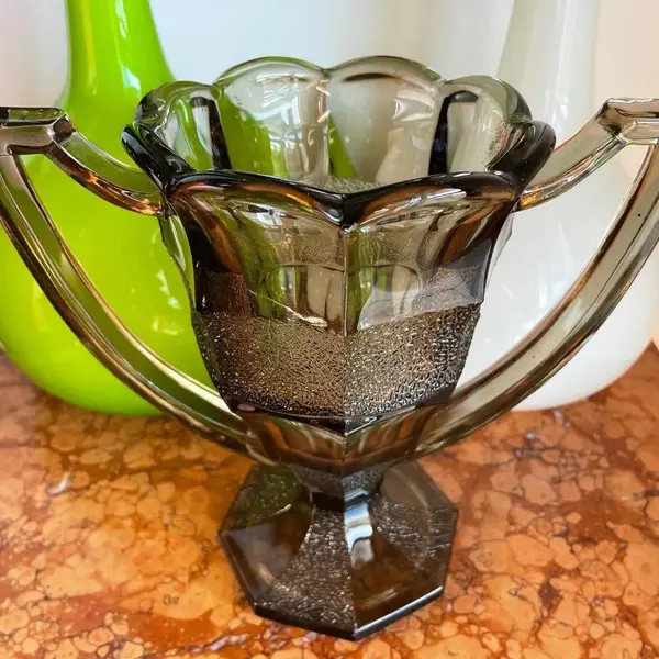 Foto de um(a) Antigo Vaso Art Deco Ânfora Vidro Artístico Walther & Sohne, da categoria de Vasos. Walther & Sohne. Antigo e diferente vaso com alças em vidro artístico de ótima qualidade, moldado e prensado com detalhes em... Mostrado de uma perspectiva diferente. Vendido no marketplace Trésors.