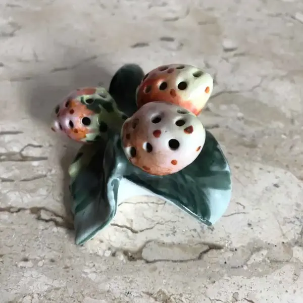 Foto de um(a) Antigo Paliteiro De Coleção Com Morangos Em Porcelana Alemã, da categoria de Paliteiros. Linda peça de coleção, feita e pintada à mão.Medida 9cm. Mostrado de uma perspectiva diferente. Vendido no marketplace Trésors.