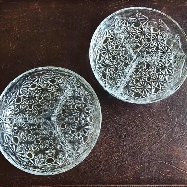 Foto de um(a) Antigo Par De Petisqueiras Em Cristal Francês, da categoria de Travessas e tigelas. Par de petisqueiras em fino cristal francês, linda lapidação. Impecáveis. Diâmetro 19cm cada. Mostrado de uma perspectiva diferente. Vendido no marketplace Trésors.