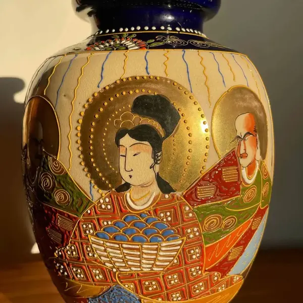 Foto de um(a) Antigo Vaso Jarro Oriental Porcelana Japonesa Satsuma, da categoria de Vasos. Satsuma Imperial. Antigo e imponente vaso oriental em porcelana artística japonesa, pintura em relevo feita à mão. Cada lado... Mostrado de uma perspectiva diferente. Vendido no marketplace Trésors.