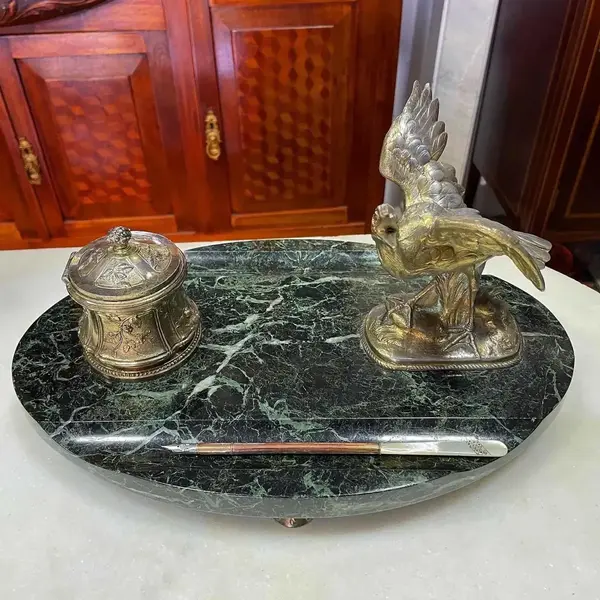 Foto de um(a) Antigo Raro Tinteiro Mármore E Escultura Ave Pétit L Carvin, da categoria de Itens de Escritório. Louis Albert Carvin. Para quem gosta de peças únicas. Uma ótima opção de presente e muito decorativo para um escritório.... Mostrado de uma perspectiva diferente. Vendido no marketplace Trésors.