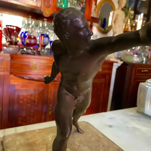 Foto de um(a) Antiga Rara Escultura Gladiador Borghese Em Bronze Francês, da categoria de Escultura. Antiga e expressiva escultura artística representando Gladiador Borghese, em bronze francês, base em mármore. Peça com... Mostrado de uma perspectiva diferente. Vendido no marketplace Trésors.