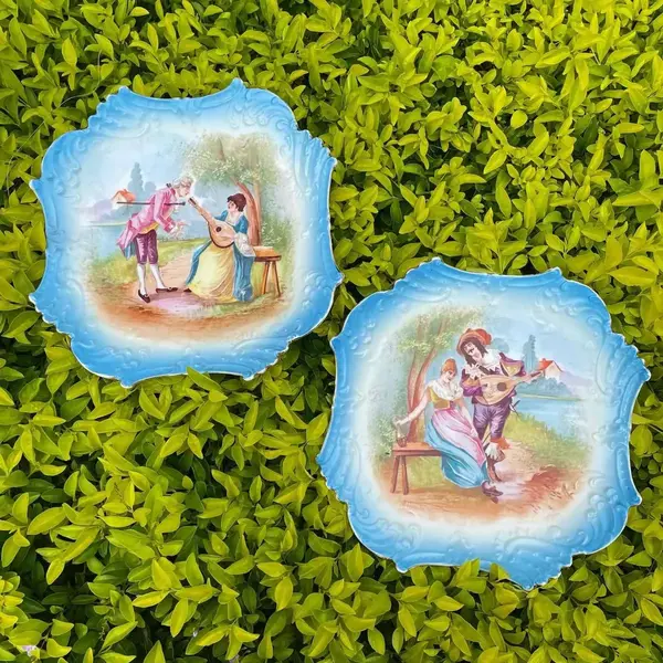 Foto de um(a) Antigo Par De Pratos Medalhões Porcelana Francesa Limoges, da categoria de Pratos Decorativos. B&R Limoges - France. Antigo e raro par de pratos medalhões em porcelana artística, ricamente pintados à mão. Da renomada... Mostrado de uma perspectiva diferente. Vendido no marketplace Trésors.