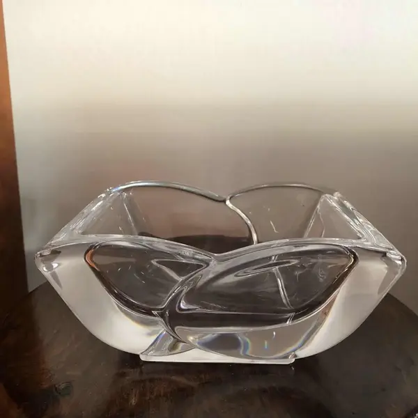 Foto de um(a) Antigo Bowl Decorativo Cinzeiro Em Cristal De Sèvres Francês, da categoria de Travessas e tigelas. Cristal de Sèvres. Lindo bowl em pesado cristal francês de excelente qualidade, da famosa manufatura Sèvres, trabalho manual... Mostrado de uma perspectiva diferente. Vendido no marketplace Trésors.