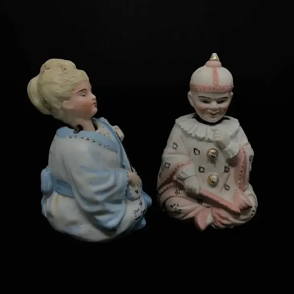 Foto de um(a) Antigo Raro Par Escultura Boneca Biscuit Francês Articulada, da categoria de Modelos e estatuetas. Antigo e diferente par de esculturas artísticas em biscuit francês. Ambos possuem a cabeça articulada. São raras as peças... Mostrado de uma perspectiva diferente. Vendido no marketplace Trésors.