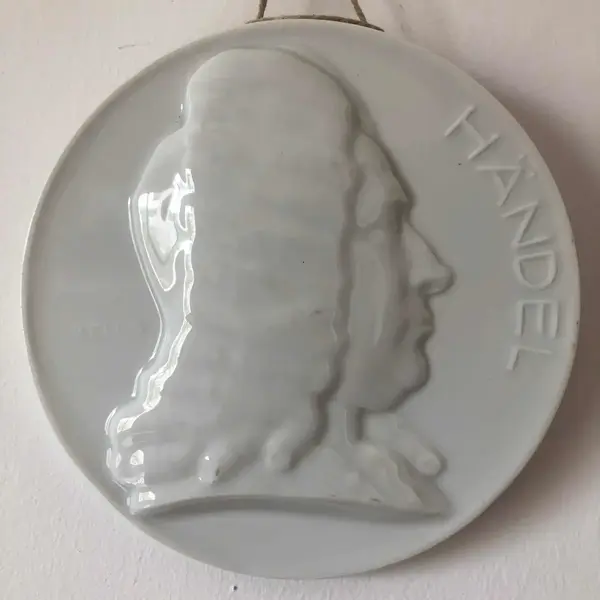 Foto de um(a) Antiga Placa Escultura De Parede Händel Em Porcelana Herend, da categoria de Objetos de parede. Herend. Antiga placa de parede feita à mão em porcelana artística húngara da famosa manufatura Herend. Representando o... Mostrado de uma perspectiva diferente. Vendido no marketplace Trésors.