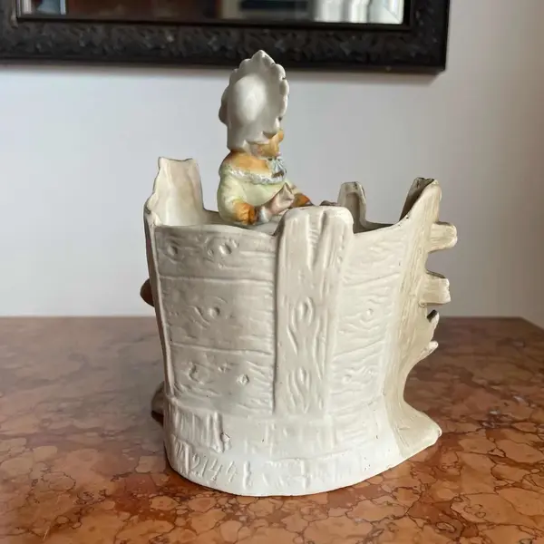 Foto de um(a) Antigo Bibelô Floreira Escultura Decorativa Biscuit Francês, da categoria de Escultura. Antiga floreira decorativa com figura de menina, peça artística toda feita e pintada à mão em biscuit francês. Início do... Mostrado de uma perspectiva diferente. Vendido no marketplace Trésors.