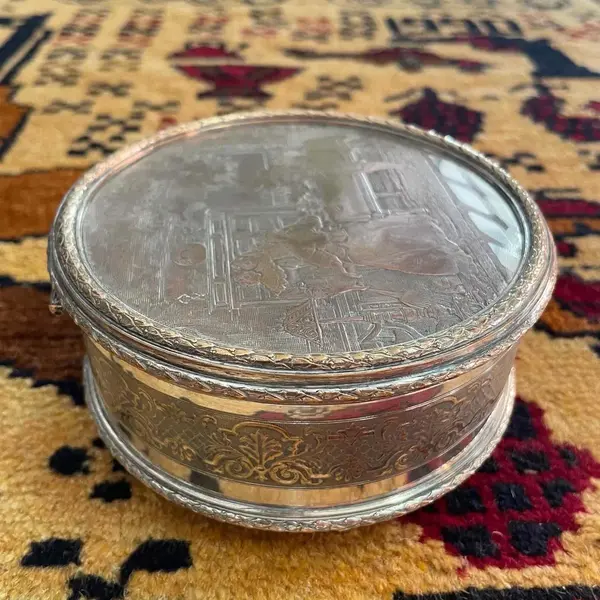 Foto de um(a) Antiga Rara Caixa Pozeira Porta Jóias Em Prata Francesa, da categoria de Cestos e Caixas. Antiga e fina caixa/porta jóias artístico em metal francês espessurado a prata. Detalhes em bronze doré com belíssimo... Mostrado de uma perspectiva diferente. Vendido no marketplace Trésors.