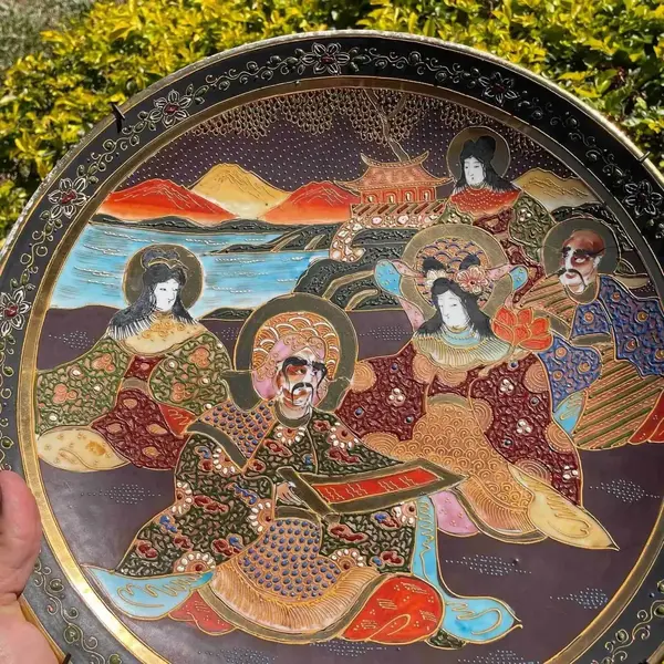 Foto de um(a) Antigo Prato Medalhão Oriental Em Porcelana Satsuma Imperial, da categoria de Pratos Decorativos. Satsuma Imperial. Antigo e grande prato medalhão decorativo em porcelana artística japonesa, ricamente pintado à mão com... Mostrado de uma perspectiva diferente. Vendido no marketplace Trésors.