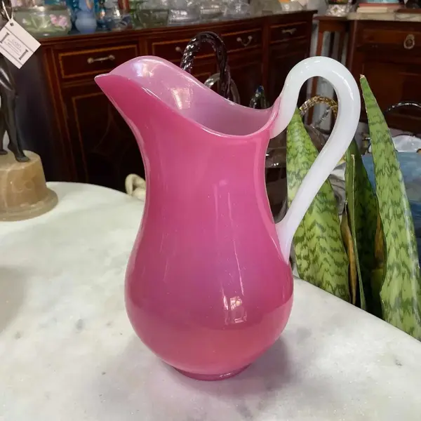 Foto de um(a) Antigo Raro Jarro Vaso Jarra Opalina Francesa Baccarat Rosa, da categoria de Jarros. Baccarat. Antiga e grande jarra em opalina Baccarat, na linda cor rosa. Peça muito imponente e decorativa, combina qualquer... Mostrado de uma perspectiva diferente. Vendido no marketplace Trésors.