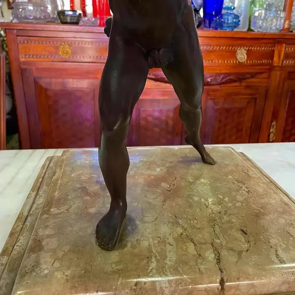 Foto de um(a) Antiga Rara Escultura Gladiador Borghese Em Bronze Francês, da categoria de Escultura. Antiga e expressiva escultura artística representando Gladiador Borghese, em bronze francês, base em mármore. Peça com... Mostrado de uma perspectiva diferente. Vendido no marketplace Trésors.