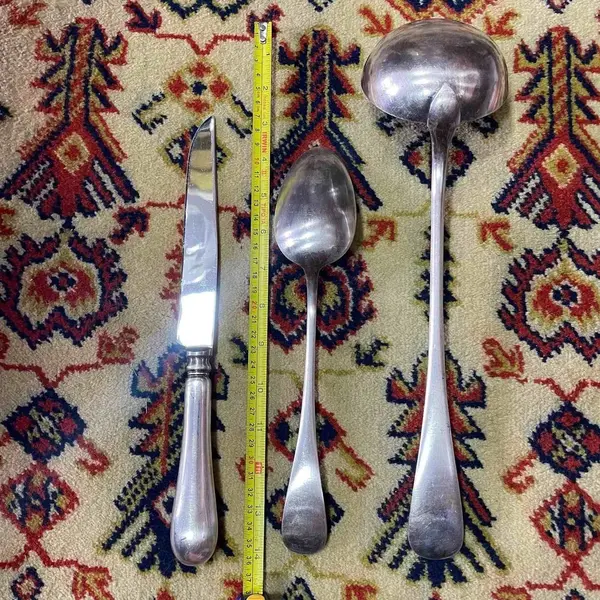 Foto de um(a) Antigo Trio Grandes Talheres Para Servir Em Prata Francesa, da categoria de Faqueiros e talheres. Extra Blanc. Antigo trio de finos talheres para servir em prata francesa. Meados do século XX. Mostrado de uma perspectiva diferente. Vendido no marketplace Trésors.