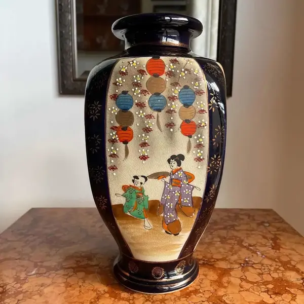 Foto de um(a) Antigo Vaso Jarro Oriental Em Porcelana Japonesa Satsuma, da categoria de Vasos. Antigo vaso Satsuma em porcelana artística japonesa, pintado à mão, decoração com cenas típicas orientais ao redor da peça,... Mostrado de uma perspectiva diferente. Vendido no marketplace Trésors.