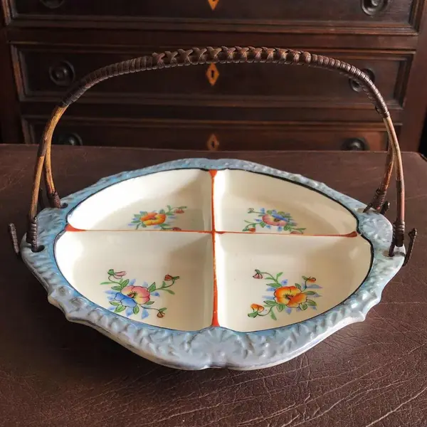 Foto de um(a) Japão Ocupado Antiga Petisqueira Porcelana Oriental Japoensa, da categoria de Travessas e tigelas. Japão ocupado. Antiga petisqueira Art Deco em fina porcelana japonesa, decorada com flores. Década de 1950. Medidas 13x24cm. Mostrado de uma perspectiva diferente. Vendido no marketplace Trésors.