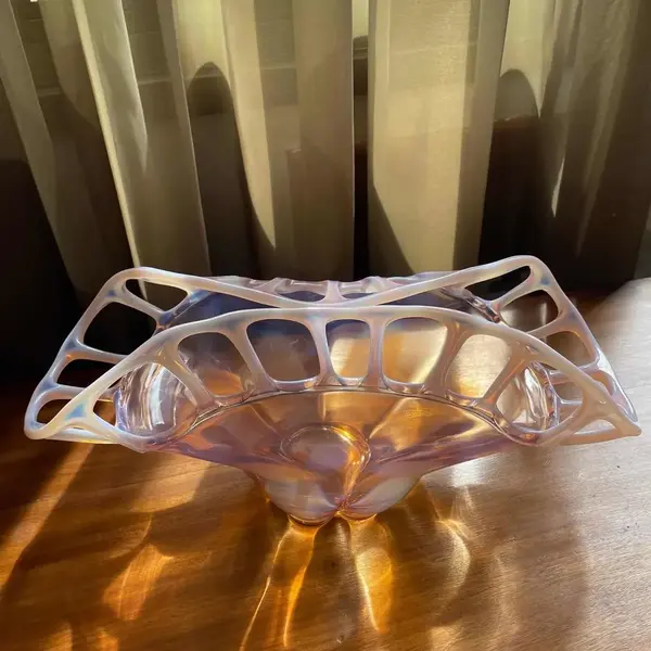 Foto de um(a) Antigo Raro Bowl Centro De Mesa Murano Opalescente Seguso, da categoria de Centro de mesa. Seguso. Para os amantes de peças exclusivas, essa é muito especial. Antigo e incomum centro de mesa/bowl decorativo em... Mostrado de uma perspectiva diferente. Vendido no marketplace Trésors.