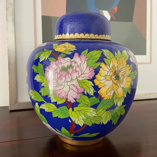 Foto de um(a) Antigo Vaso Potiche Chinês Oriental Em Bronze Cloisonné, da categoria de Vasos e recipientes. Antigo e majestoso potiche bojudo em metal Cloisonné. Peça imponente, com bastante riqueza de detalhes, linda cor azul royal... Mostrado de uma perspectiva diferente. Vendido no marketplace Trésors.