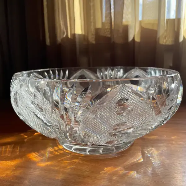 Foto de um(a) Antigo Centro De Mesa Saladeira Fruteira Em Cristal Tcheco, da categoria de Travessas e tigelas. Antigo centro de mesa em cristal Tcheco, ricamente lapidado à mão. Peça com lindo brilho natural. Também pode ser usada como... Mostrado de uma perspectiva diferente. Vendido no marketplace Trésors.
