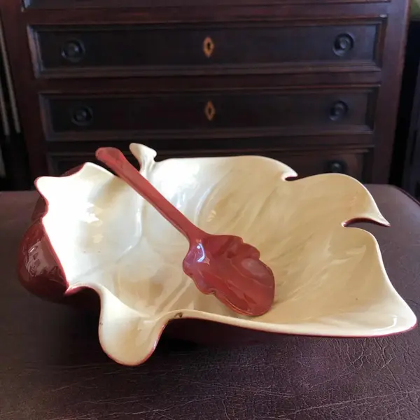 Foto de um(a) Antiga Rara Saladeira Colher Porcelana Inglesa Carlton Ware, da categoria de Travessas e tigelas. Linda saladeira e colher no formato de folha, em porcelana inglesa da famosa manufatura Carlton Ware. Pintada à mão. Design... Mostrado de uma perspectiva diferente. Vendido no marketplace Trésors.