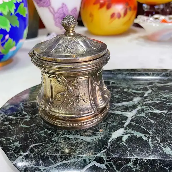 Foto de um(a) Antigo Raro Tinteiro Mármore E Escultura Ave Pétit L Carvin, da categoria de Itens de Escritório. Louis Albert Carvin. Para quem gosta de peças únicas. Uma ótima opção de presente e muito decorativo para um escritório.... Mostrado de uma perspectiva diferente. Vendido no marketplace Trésors.