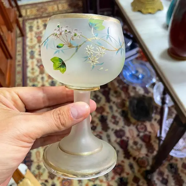 Foto de um(a) Antigo Raro Conjunto Veneziano Garrafa Taças Art Nouveau, da categoria de Jogos de taças e copos. Antigo e lindo conjunto de garrafa com 6 taças satiné em vidro artístico veneziano. Todas as peças são delicadamente... Mostrado de uma perspectiva diferente. Vendido no marketplace Trésors.
