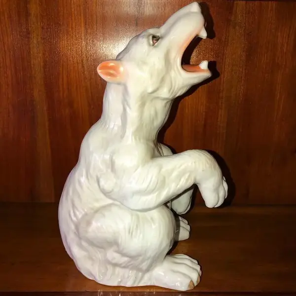 Foto de um(a) Antiga Rara Escultura Bloco Escultórico Urso Polar Porcelana, da categoria de Escultura. Antigo e grande bloco escultórico, feito à mão em porcelana artística alemã representando ursos polares. Peça imponente e... Mostrado de uma perspectiva diferente. Vendido no marketplace Trésors.