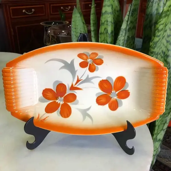 Foto de um(a) Antigo Prato Travessa Em Faiança Majólica Alemã Art Deco, da categoria de Travessas e tigelas. Antigo prato com alças, travessa em majólica/faiança alemã. Lindas cores. Período Art Deco. Na última foto mostra um pequeno... Mostrado de uma perspectiva diferente. Vendido no marketplace Trésors.