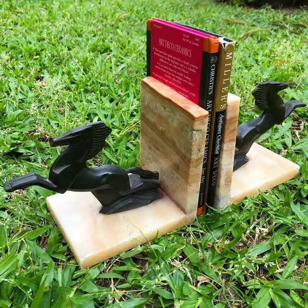 Foto de um(a) Antiga Escultura Cavalo Cerra Livros Art Deco Pétit Bronze, da categoria de Escultura. Antigo e lindo cerra livros com figuras de cavalos em pétit bronze francês, base em alabastro e ônix. Extremamente... Mostrado de uma perspectiva diferente. Vendido no marketplace Trésors.