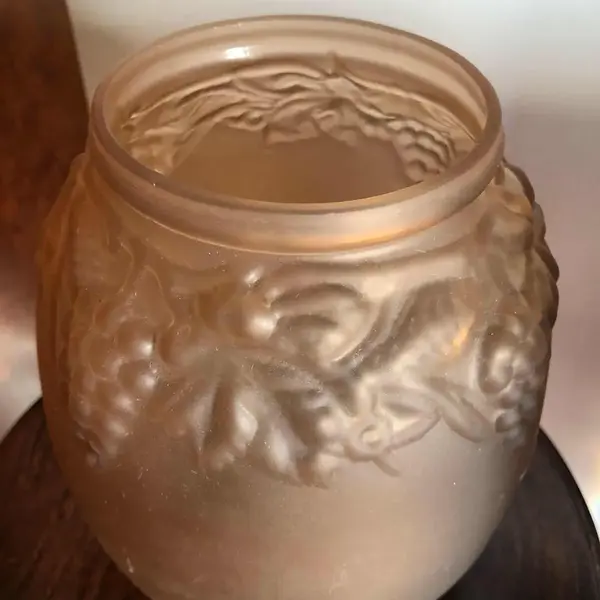 Foto de um(a) Antigo Vaso Art Deco Assinado Vidro Satiné Moule Pressed, da categoria de Vasos. Lindo vaso francês em vidro satiné moule pressed, prensado e ricamente moldado a ácido com decoração de uvas e folhas.Art... Mostrado de uma perspectiva diferente. Vendido no marketplace Trésors.