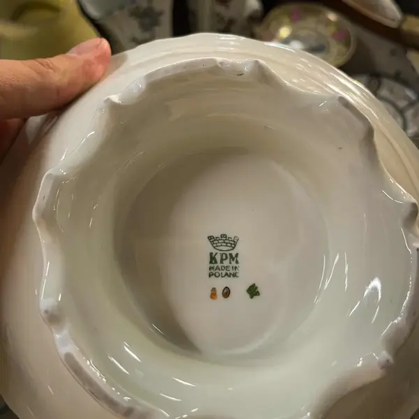 Foto de um(a) Antigo Prato Fruteira Centro De Mesa Porcelana Polonesa Kpm, da categoria de Travessas e tigelas. ~ KPM ~ Receba toda a delicadeza dessa linda peça em porcelana artística polonesa. Ela é uma fruteirinha, ótima para servir... Mostrado de uma perspectiva diferente. Vendido no marketplace Trésors.