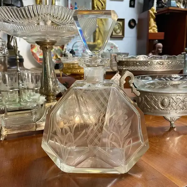 Foto de um(a) Antiga Garrafa Licoreira Art Deco Cristal Tcheco Karl Palda, da categoria de Garrafas. Karl Palda. Antiga e especial garrafa em cristal tcheco facetado, toda lapidada à mão. Delicada lapidação com flores.... Mostrado de uma perspectiva diferente. Vendido no marketplace Trésors.