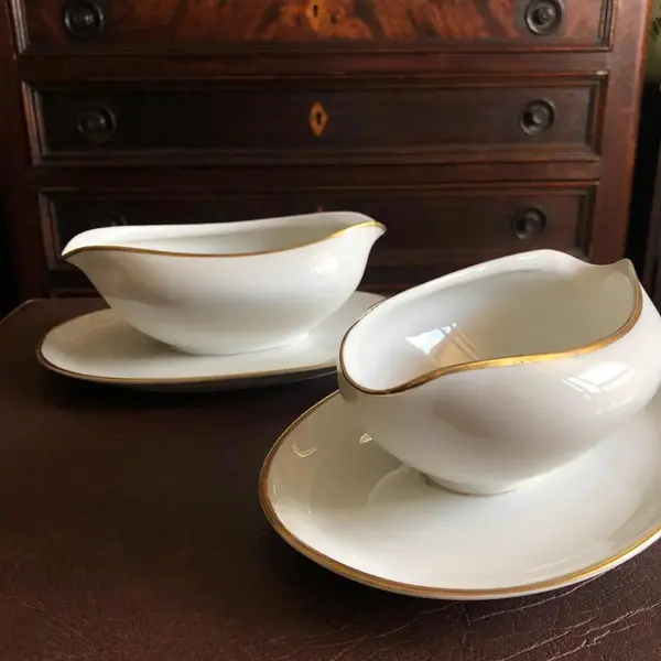 Foto de um(a) Antigo Par De Finas Molheiras Porcelana Branca Alemã Kpm, da categoria de Outros utensílios para servir. KPM, Krister Germany. Par de antigas molheiras em fina porcelana alemã KPM, acabamento com filetes de ouro. Meados do século... Mostrado de uma perspectiva diferente. Vendido no marketplace Trésors.