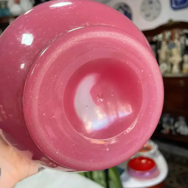 Foto de um(a) Antigo Raro Jarro Vaso Jarra Opalina Francesa Baccarat Rosa, da categoria de Jarros. Baccarat. Antiga e grande jarra em opalina Baccarat, na linda cor rosa. Peça muito imponente e decorativa, combina qualquer... Mostrado de uma perspectiva diferente. Vendido no marketplace Trésors.
