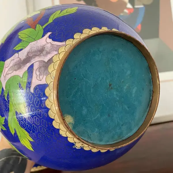 Foto de um(a) Antigo Vaso Potiche Chinês Oriental Em Bronze Cloisonné, da categoria de Vasos e recipientes. Antigo e majestoso potiche bojudo em metal Cloisonné. Peça imponente, com bastante riqueza de detalhes, linda cor azul royal... Mostrado de uma perspectiva diferente. Vendido no marketplace Trésors.