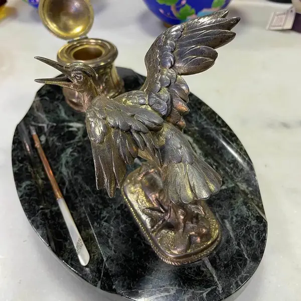 Foto de um(a) Antigo Raro Tinteiro Mármore E Escultura Ave Pétit L Carvin, da categoria de Itens de Escritório. Louis Albert Carvin. Para quem gosta de peças únicas. Uma ótima opção de presente e muito decorativo para um escritório.... Mostrado de uma perspectiva diferente. Vendido no marketplace Trésors.