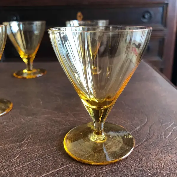Foto de um(a) Antigo Conjunto Com 6 Cálices Venezianos Cristal Amarelo, da categoria de Taças. Conjunto com 6 cálices venezianos em delicado cristal soufflé gomado, no tom amarelo. Impecáveis. Altura 8,5cm. Mostrado de uma perspectiva diferente. Vendido no marketplace Trésors.