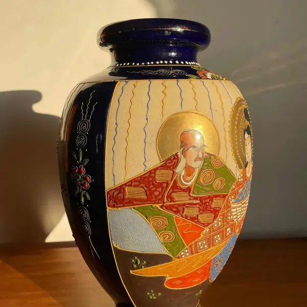Foto de um(a) Antigo Vaso Jarro Oriental Porcelana Japonesa Satsuma, da categoria de Vasos. Satsuma Imperial. Antigo e imponente vaso oriental em porcelana artística japonesa, pintura em relevo feita à mão. Cada lado... Mostrado de uma perspectiva diferente. Vendido no marketplace Trésors.