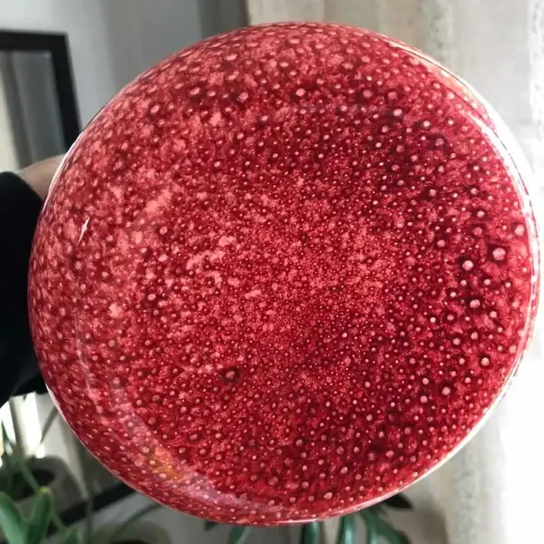 Foto de um(a) Antigo Grande Jarro Vaso Art Deco Murano Italiano Vermelho, da categoria de Vasos. Lindo vaso em Murano italiano feito à mão. Peça imponente.Período Art Deco. Cores vivas e brilhantes, muito decorativo. ... Mostrado de uma perspectiva diferente. Vendido no marketplace Trésors.