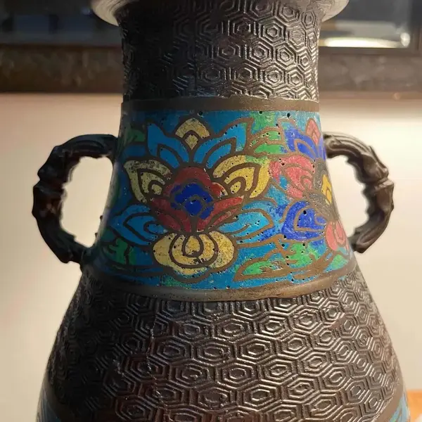 Foto de um(a) Antigo Raro Vaso Com Alças Ânfora Bronze Cloisonné Oriental, da categoria de Vasos. Antigo e lindo vaso com alças em bronze Cloisonné, linda decoração esmaltada à mão ao redor da peça. Início do século XX.... Mostrado de uma perspectiva diferente. Vendido no marketplace Trésors.