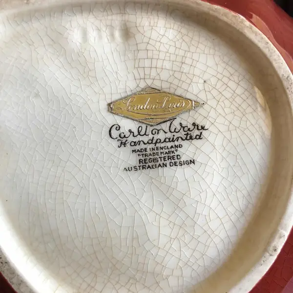 Foto de um(a) Antiga Rara Saladeira Colher Porcelana Inglesa Carlton Ware, da categoria de Travessas e tigelas. Linda saladeira e colher no formato de folha, em porcelana inglesa da famosa manufatura Carlton Ware. Pintada à mão. Design... Mostrado de uma perspectiva diferente. Vendido no marketplace Trésors.