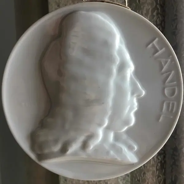 Foto de um(a) Antiga Placa Escultura De Parede Händel Em Porcelana Herend, da categoria de Objetos de parede. Herend. Antiga placa de parede feita à mão em porcelana artística húngara da famosa manufatura Herend. Representando o... Mostrado de uma perspectiva diferente. Vendido no marketplace Trésors.