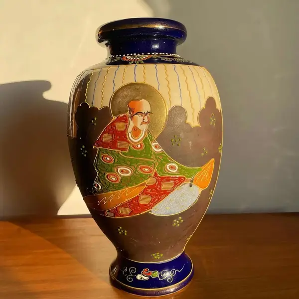 Foto de um(a) Antigo Vaso Jarro Oriental Porcelana Japonesa Satsuma, da categoria de Vasos. Satsuma Imperial. Antigo e imponente vaso oriental em porcelana artística japonesa, pintura em relevo feita à mão. Cada lado... Mostrado de uma perspectiva diferente. Vendido no marketplace Trésors.