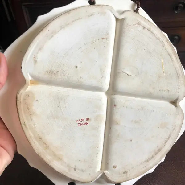 Foto de um(a) Japão Ocupado Antiga Petisqueira Porcelana Oriental Japoensa, da categoria de Travessas e tigelas. Japão ocupado. Antiga petisqueira Art Deco em fina porcelana japonesa, decorada com flores. Década de 1950. Medidas 13x24cm. Mostrado de uma perspectiva diferente. Vendido no marketplace Trésors.