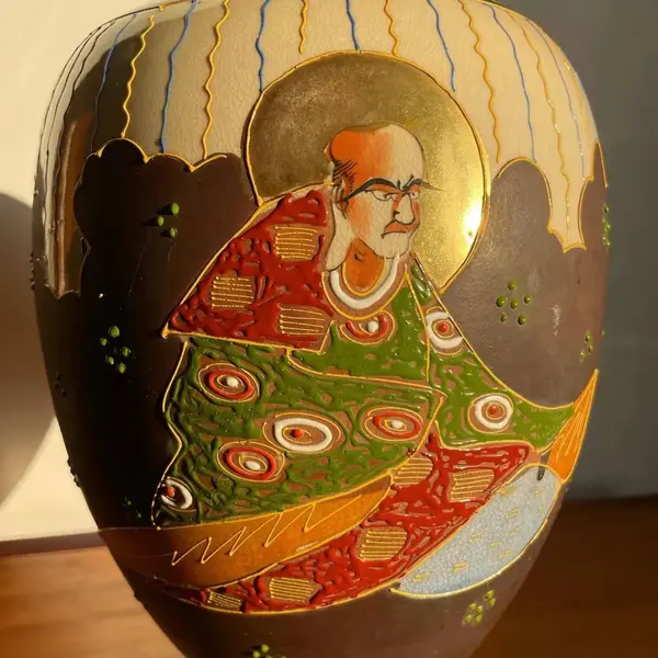 Foto de um(a) Antigo Vaso Jarro Oriental Porcelana Japonesa Satsuma, da categoria de Vasos. Satsuma Imperial. Antigo e imponente vaso oriental em porcelana artística japonesa, pintura em relevo feita à mão. Cada lado... Mostrado de uma perspectiva diferente. Vendido no marketplace Trésors.