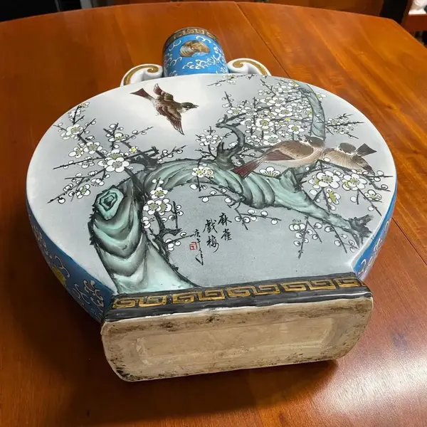 Foto de um(a) Antigo Raro Vaso Oriental Porcelana Japonesa Pintado À Mão, da categoria de Vasos. Antigo e grande vaso oriental em porcelana artística, peça toda pintada à mão com decoração de pássaros e flores. Cada lado... Mostrado de uma perspectiva diferente. Vendido no marketplace Trésors.