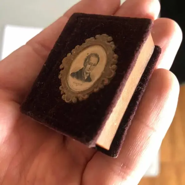 Foto de um(a) Arte Sacra Antiga Caixinha Porta Rosário Em Veludo Italiano, da categoria de Objetos religiosos e espirituais. Antiga caixinha porta rosário em veludo italiano com medalhão. Meados do século XX. Mede aprox 5cm. Mostrado de uma perspectiva diferente. Vendido no marketplace Trésors.