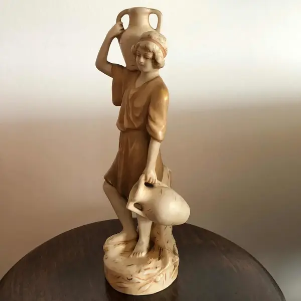 Foto de um(a) Antiga Escultura Jovem Camponês Faiança Tcheca Royal Dux, da categoria de Escultura. Royal Dux. Linda e colecionável escultura em faiança Tcheca, da famosa manufatura Royal Dux, inaugurada em 1853,... Mostrado de uma perspectiva diferente. Vendido no marketplace Trésors.