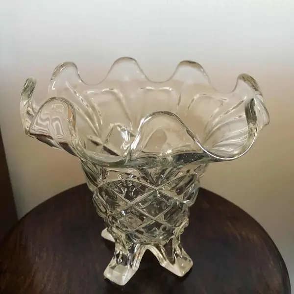 Foto de um(a) Antigo Vaso Art Deco Vidro Inglês Sowerby Glass, da categoria de Vasos. Antigo vaso Art Deco em vidro ricamente moldado e prensado, da famosa manufatura inglesa “Sowerby Glass” meados de 1920/30.... Mostrado de uma perspectiva diferente. Vendido no marketplace Trésors.