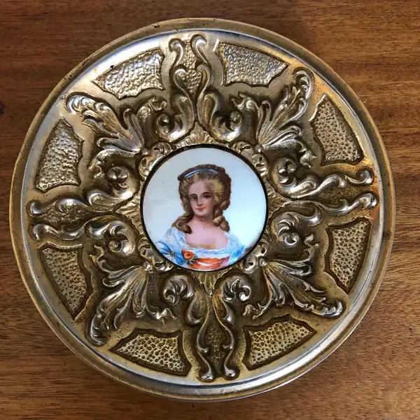 Foto de um(a) Antigo Pratinho Decorativo Bowl Bronze E Porcelana Francesa, da categoria de Pratos Decorativos. Antigo pratinho decorativo em bronze doré com medalhão de porcelana francesa, com rosto de dama pintado à mão. Meados do... Mostrado de uma perspectiva diferente. Vendido no marketplace Trésors.
