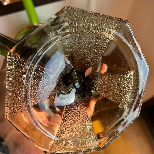 Foto de um(a) Antigo Vaso Art Deco Ânfora Vidro Artístico Walther & Sohne, da categoria de Vasos. Walther & Sohne. Antigo e diferente vaso com alças em vidro artístico de ótima qualidade, moldado e prensado com detalhes em... Mostrado de uma perspectiva diferente. Vendido no marketplace Trésors.